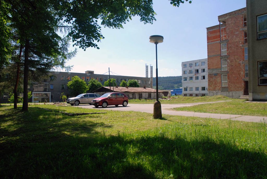 Pohľad na územie z pešieho ťahu medzi učebňami a dielňou školy.