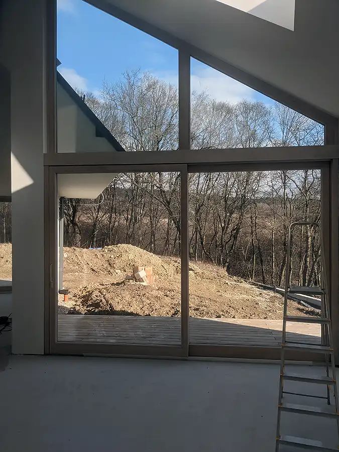 Pohľad z obývacej izby na les na juhovýchode