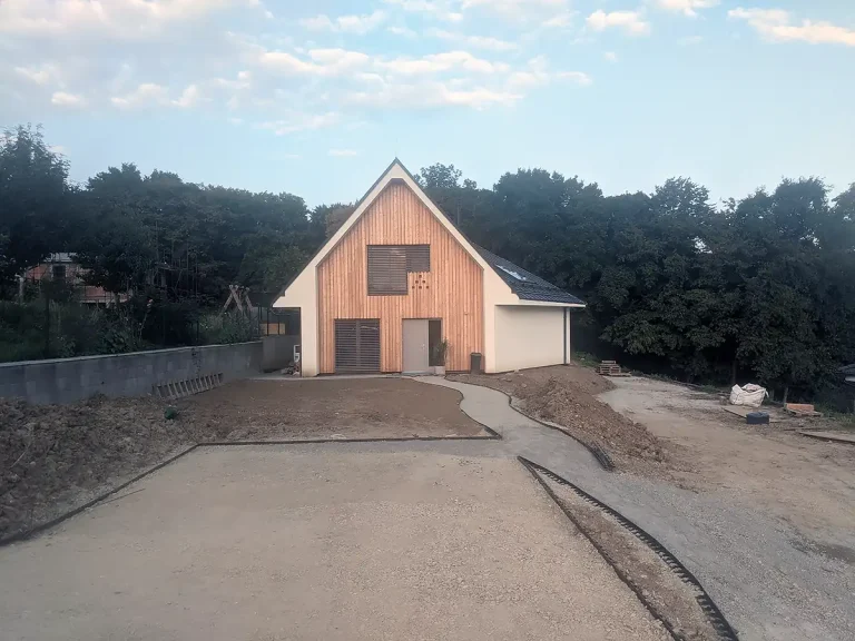 Uličný pohľad pred sadovníckymi úpravami