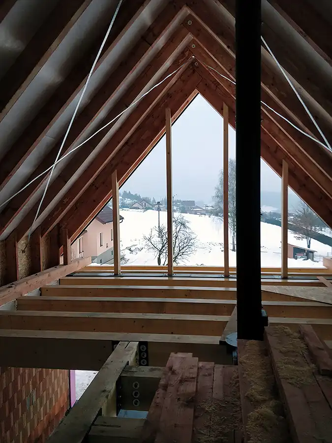 Predné priečelie domu, spálňa s galériou
