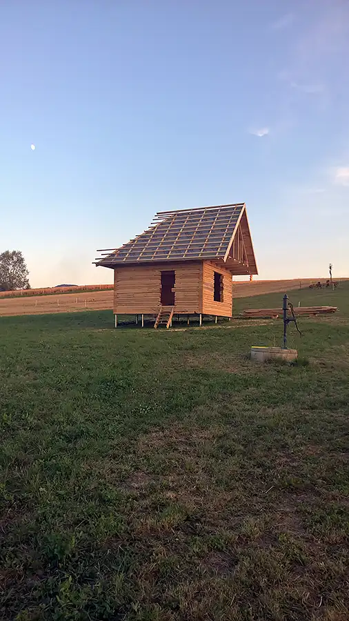 Gazdovský dom pokrytý poistnou fóliou