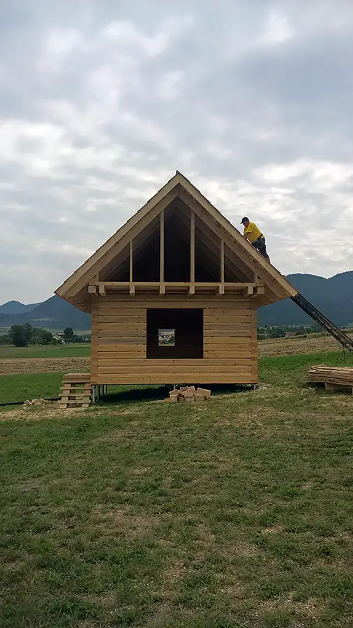 Západna fasáda, hlavné priečelie po dokončení hlavnej nosnej konštrukcie