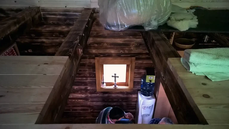 Interiér domu, pohľad z podkrovného ležoviska na prízemie