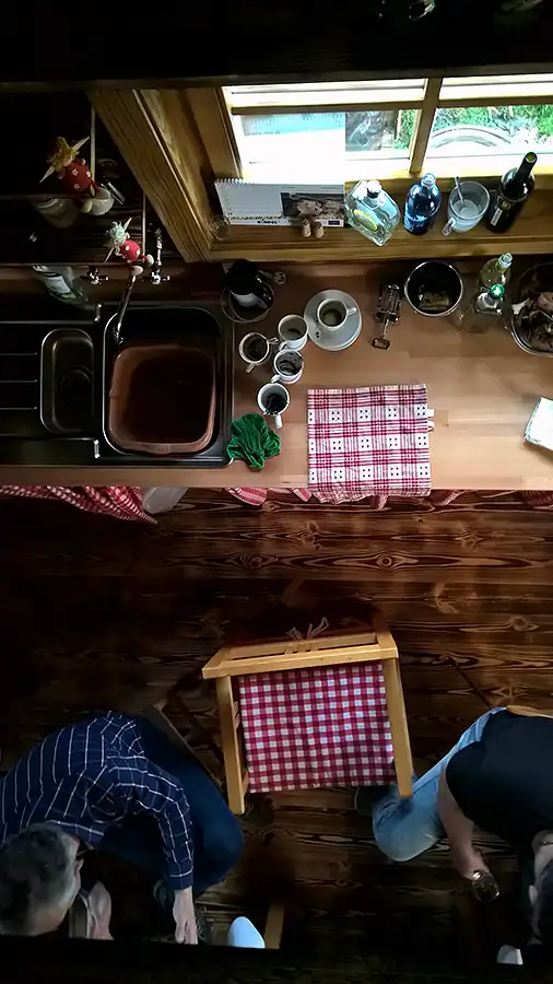 Interiér domu, pohľad z ležoviska na kuchynský kút