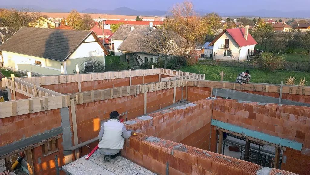Realizácia stavby - priebeh ŽB venca pod strešnou rovinou
