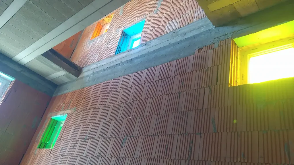 Pohľad na osadené štvorcové okná v po celej výške mezonetu detskej izby