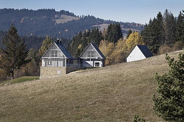 A.LT Architekti, Ing. arch. Peter Lacko, Ing. arch. Filip Tittelbach. Rodinná usadlosť v Oravskej Jasenici - pohľad 1